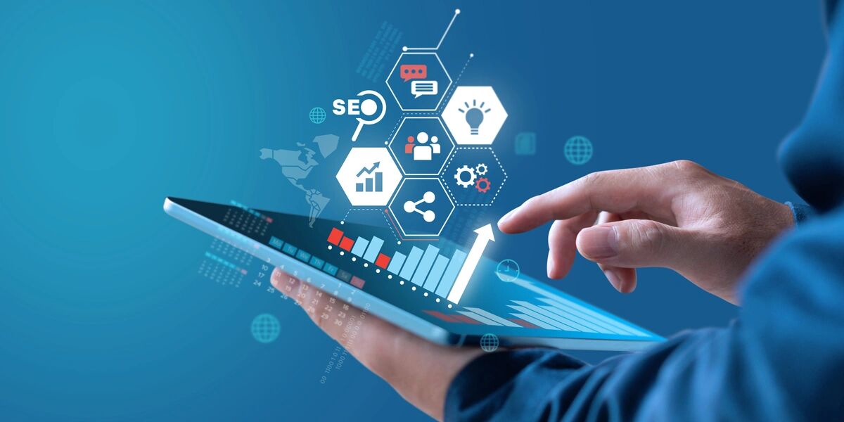 Tablet üzerinde dijital dönüşüm göstergelerini inceleyen kişi