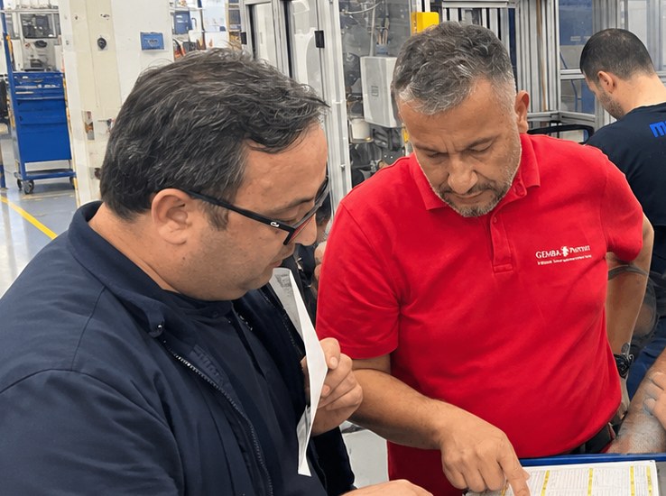Gemba Partner danışmanı ve müşteri ekibi üretim sahasında kontrol formunu birlikte inceliyor