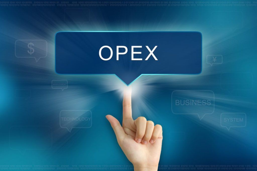 OPEX operasyonel mükemmellik kavramı: iş dünyası butonuna dokunan el